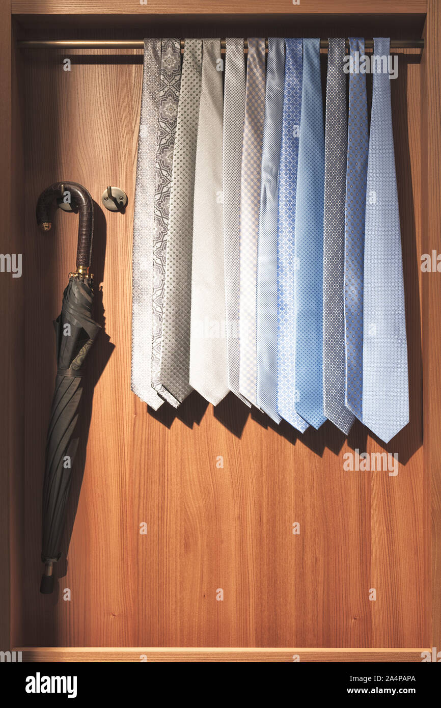 Cravatta e ombrello in armadio. Una varietà di cravatte che sono impiccati  in colleghi Foto stock - Alamy