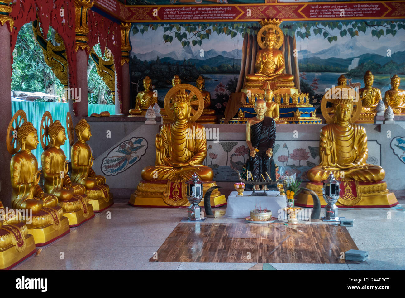 Bang Saen, Tailandia - 16 Marzo 2019: Wang Saensuk monastero buddista. Golden Statue in aperto principale sala da preghiera con al centro la statua del Fondatore di ABB Foto Stock