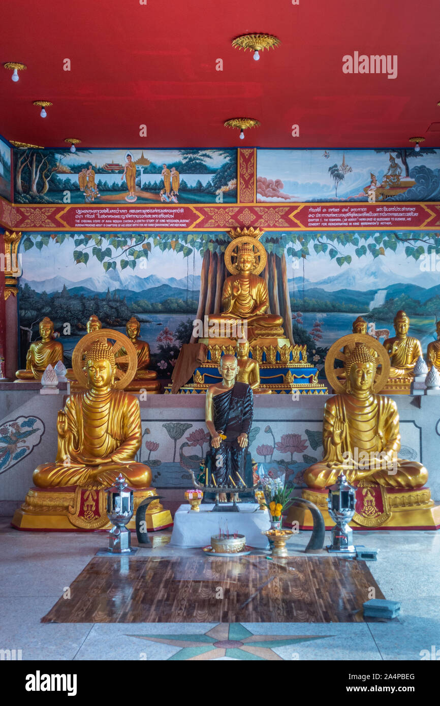 Bang Saen, Tailandia - 16 Marzo 2019: Wang Saensuk monastero buddista. Centro closeup di Golden Statue in aperto principale sala da preghiera con al centro la statua Foto Stock