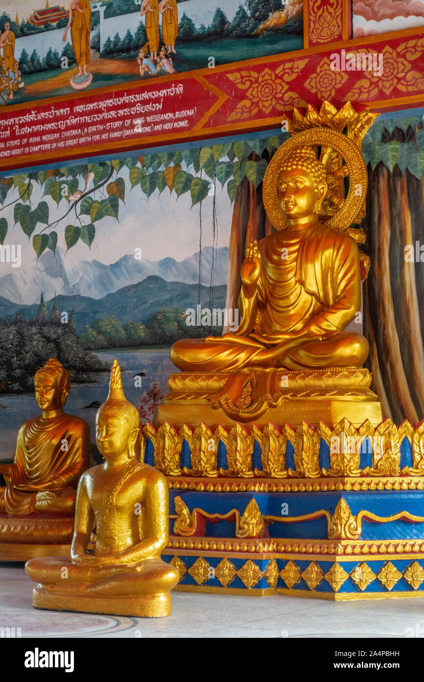 Bang Saen, Tailandia - 16 Marzo 2019: Wang Saensuk monastero buddista. Primo piano dal lato del centro di grande Golden Statue di Buddha nella principale preghiera aperta ha Foto Stock