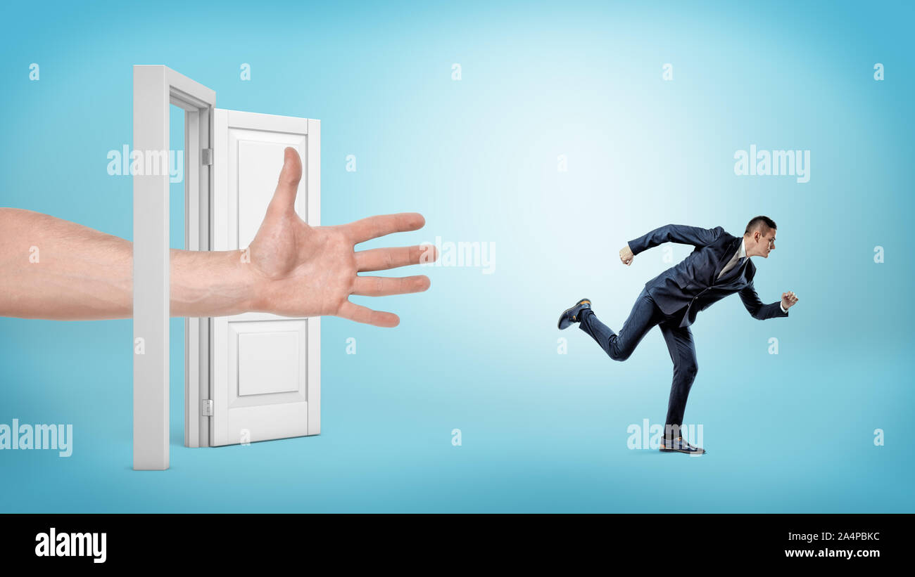 Una gigantesca mano aperta cerca di catturare un piccolo imprenditore in esecuzione attraverso un aperto porta bianca. Foto Stock
