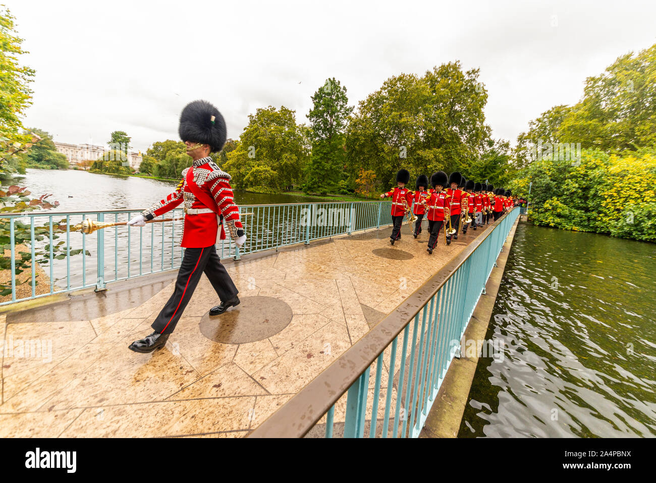 British Army Guards attraversando il ponte blu in St James Park vicino a Buckingham Palace dopo lo stato di apertura del Parlamento, London, Regno Unito Foto Stock