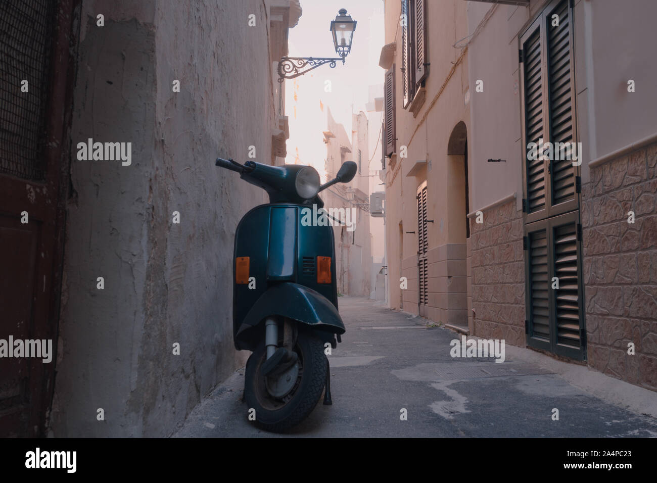 Orchetto è parcheggiata in un vicolo iconico di un sud italia città durante un periodo estivo Foto Stock