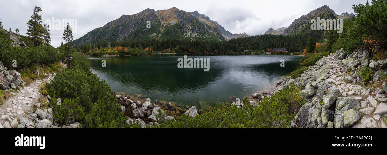 Vista panoramica del percorso attorno a Popradske Pleso lago di montagna in Alti Tatra mountain range, Slovacchia Foto Stock