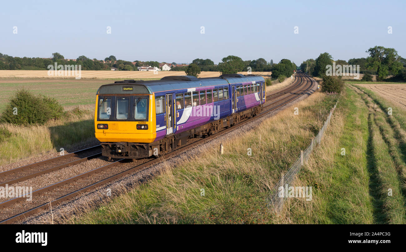 Arriva Nord classe rampa 142 pacer treno passa Saxilby, Lincs con una Lincoln a Sheffield treno . Foto Stock