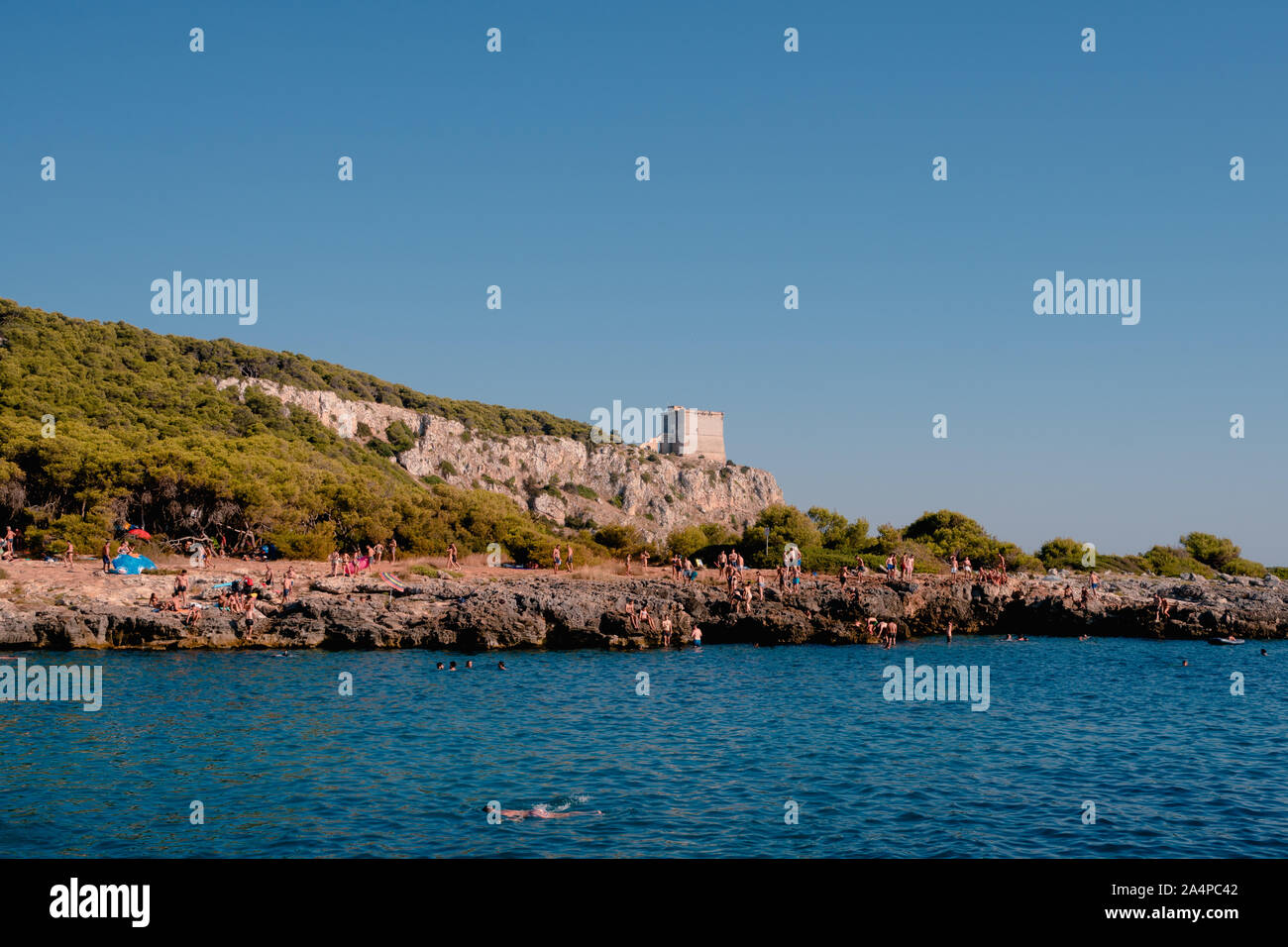 Porto Selvaggio, Italia 13 Agosto 2019: durante il periodo estivo le persone che si godono il giorno del più piccolo e bellissimo golfo nel Salento Foto Stock