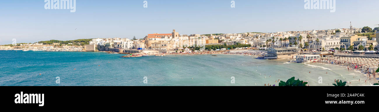 Otranto, Italia 15 Agosto 2019: una vista panoramica di Otranto e un vicino alla spiaggia Foto Stock