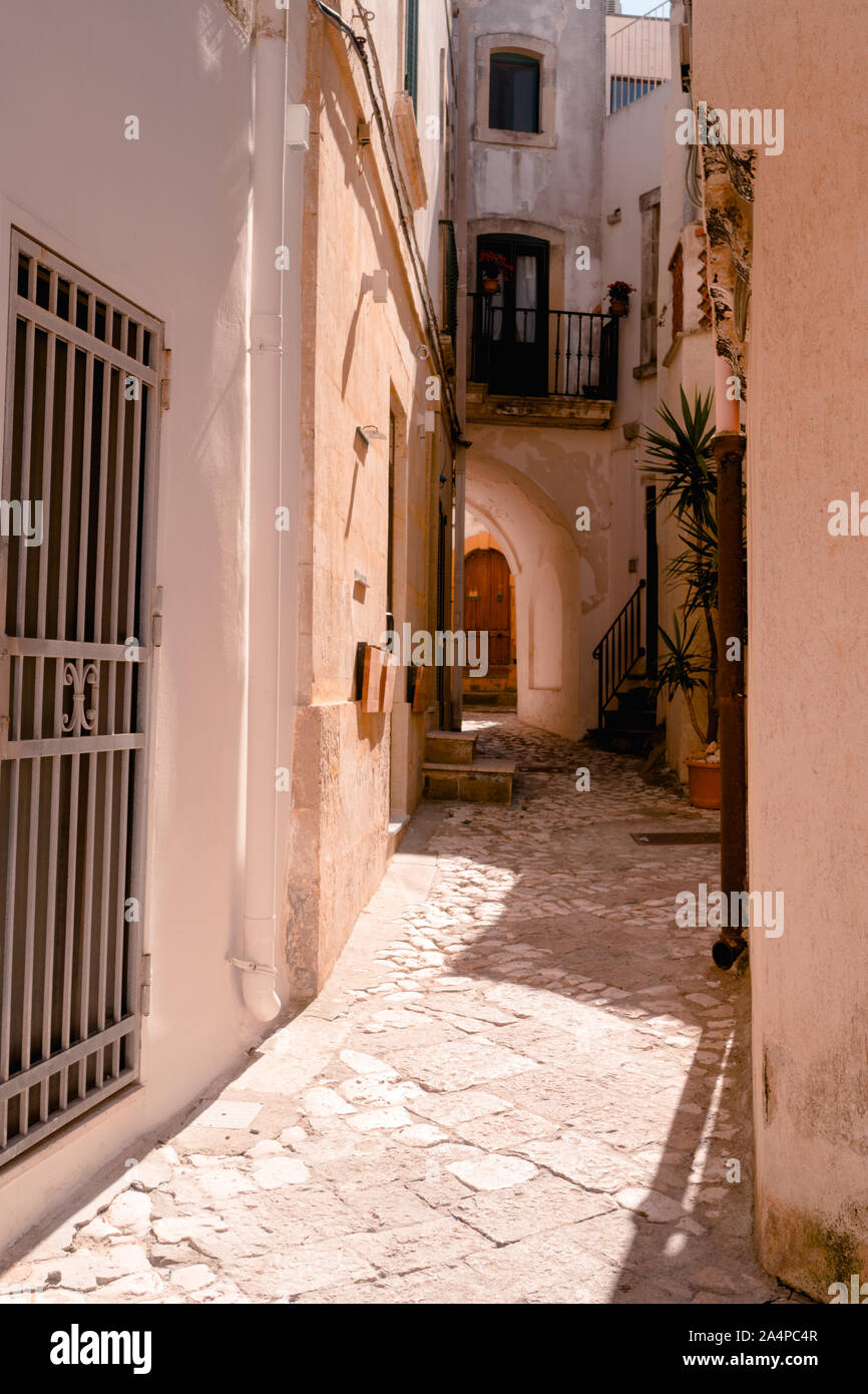 Otranto, Italia 15 Agosto 2019: un piccolo e stretto vicolo nel centro storico di Otranto durante l'estate Foto Stock