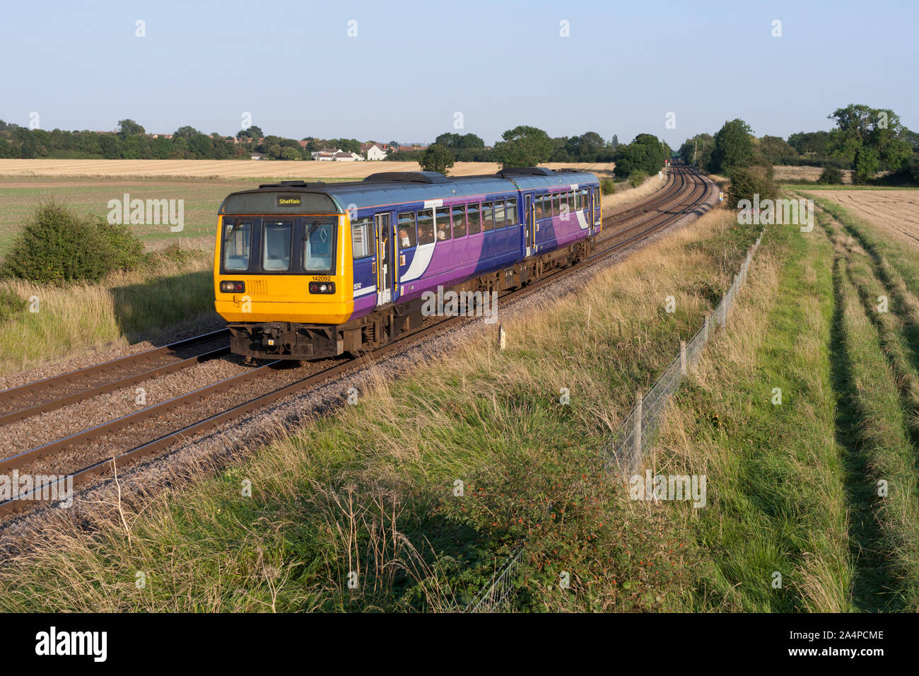 Arriva Nord classe rampa 142 pacer treno passa Saxilby, Lincs con una Lincoln a Sheffield treno . Foto Stock