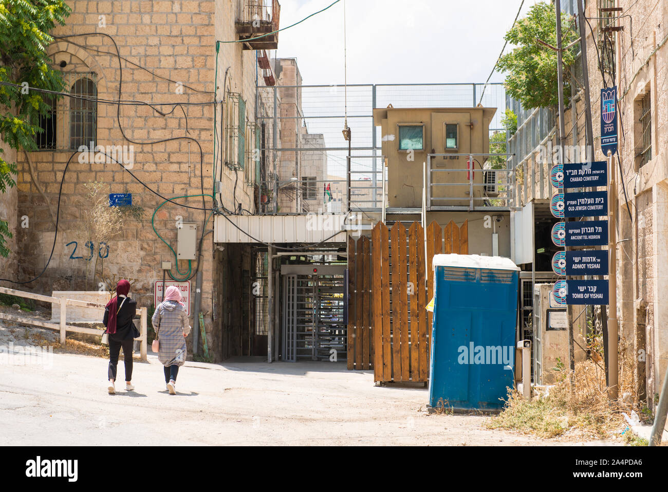 La street view di un checkpoint in Ebron una città Palestinese nel sud della Cisgiordania, a sud di Gerusalemme. Foto Stock