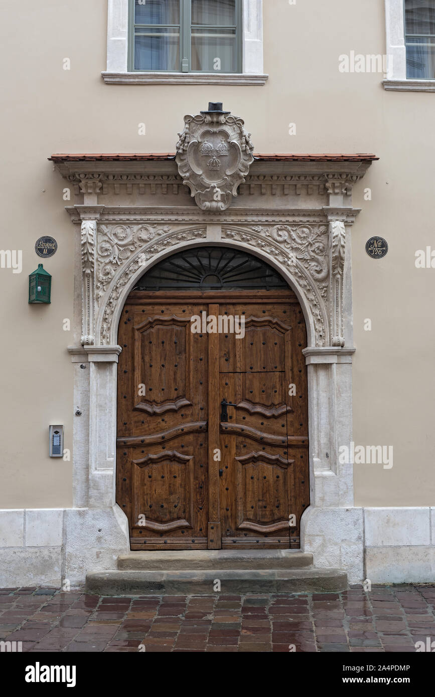 Vecchia porta di legno in una casa di pietra Cracovia Polonia Foto Stock