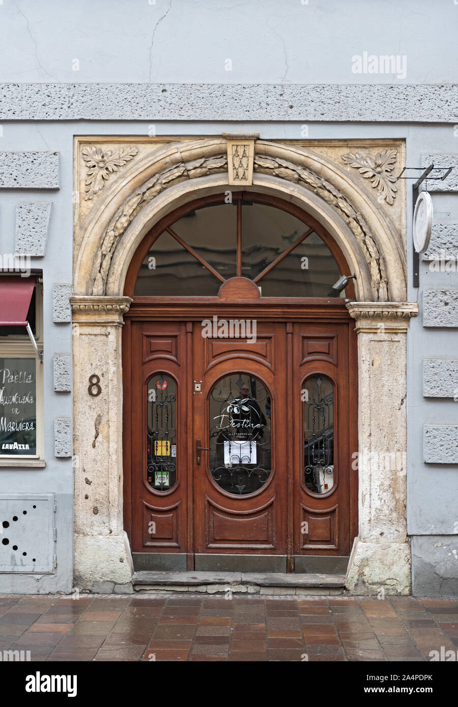 Vecchia porta di legno in una casa di pietra Cracovia Polonia Foto Stock