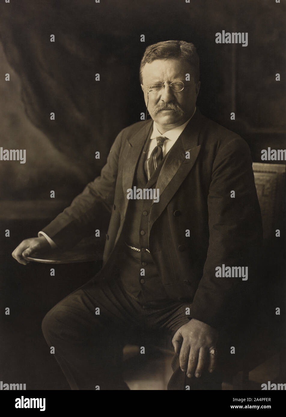 Theodore Roosevelt (1858-1919), il ventiseiesimo Presidente degli Stati Uniti 1901-09, Three-Quarter lunghezza Ritratto, 1910 Foto Stock
