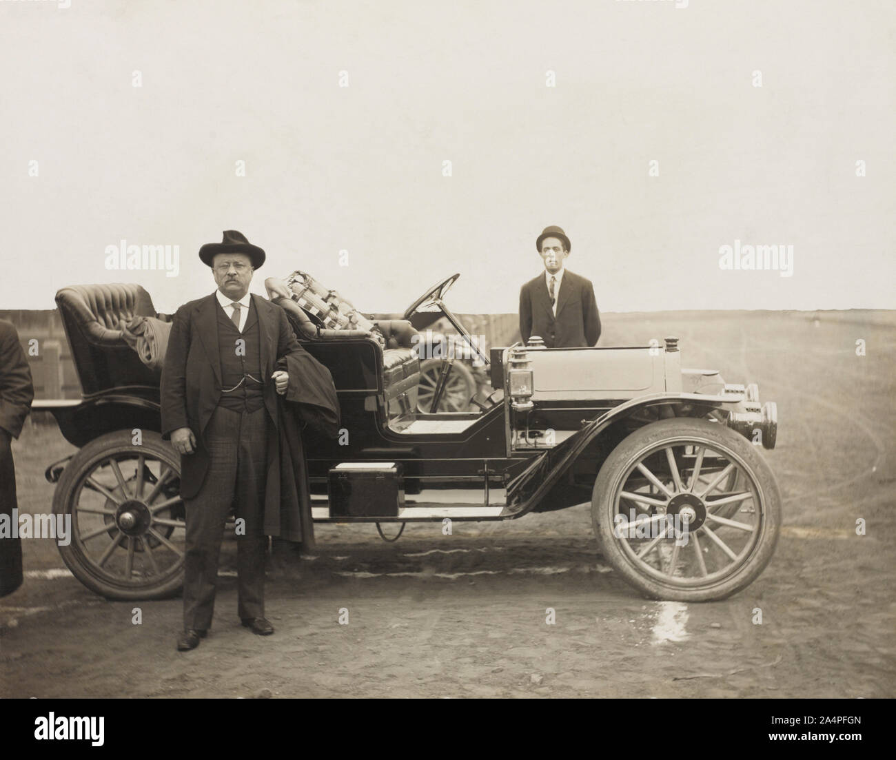 Theodore Roosevelt in piedi nella parte anteriore dell'Automobile, Sioux Falls, Dakota del Sud, STATI UNITI D'AMERICA, fotografia di W. E. Hannah, 1910 Foto Stock