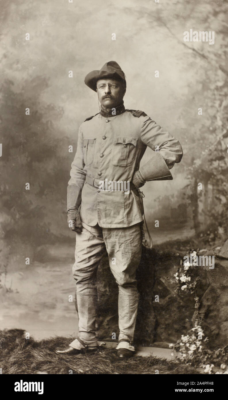 Il colonnello Theodore Roosevelt, piena lunghezza Ritratto in uniforme militare, fotografia di George Gardner Rockwood, Ottobre 1898 Foto Stock