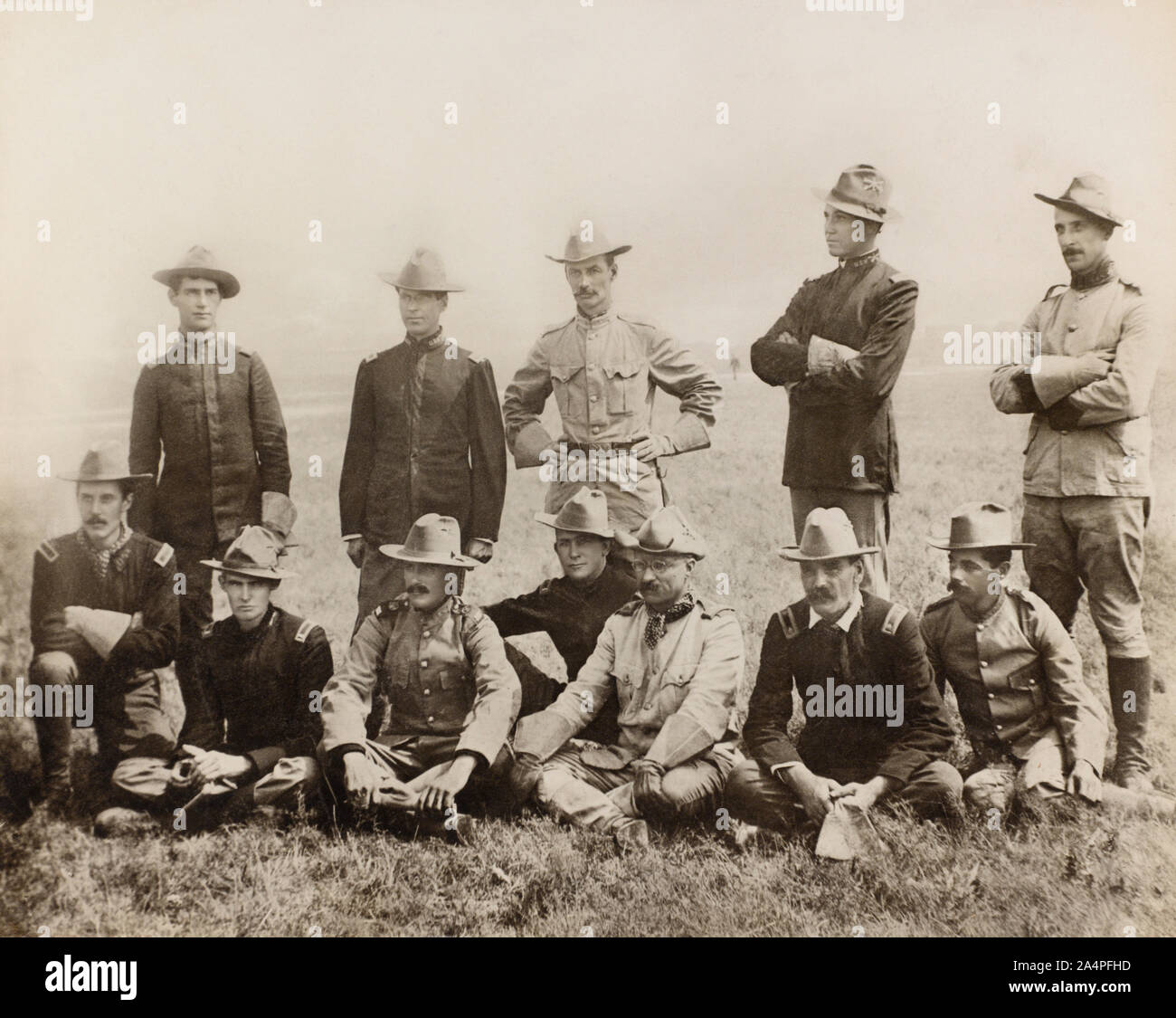 Il colonnello Theodore Roosevelt (seduto al centro), il Ritratto di gruppo con altri ruvida Rider ufficiali dell'Esercito, Montauk, New York, USA, fotografia di Allen Davison, 1898 Foto Stock