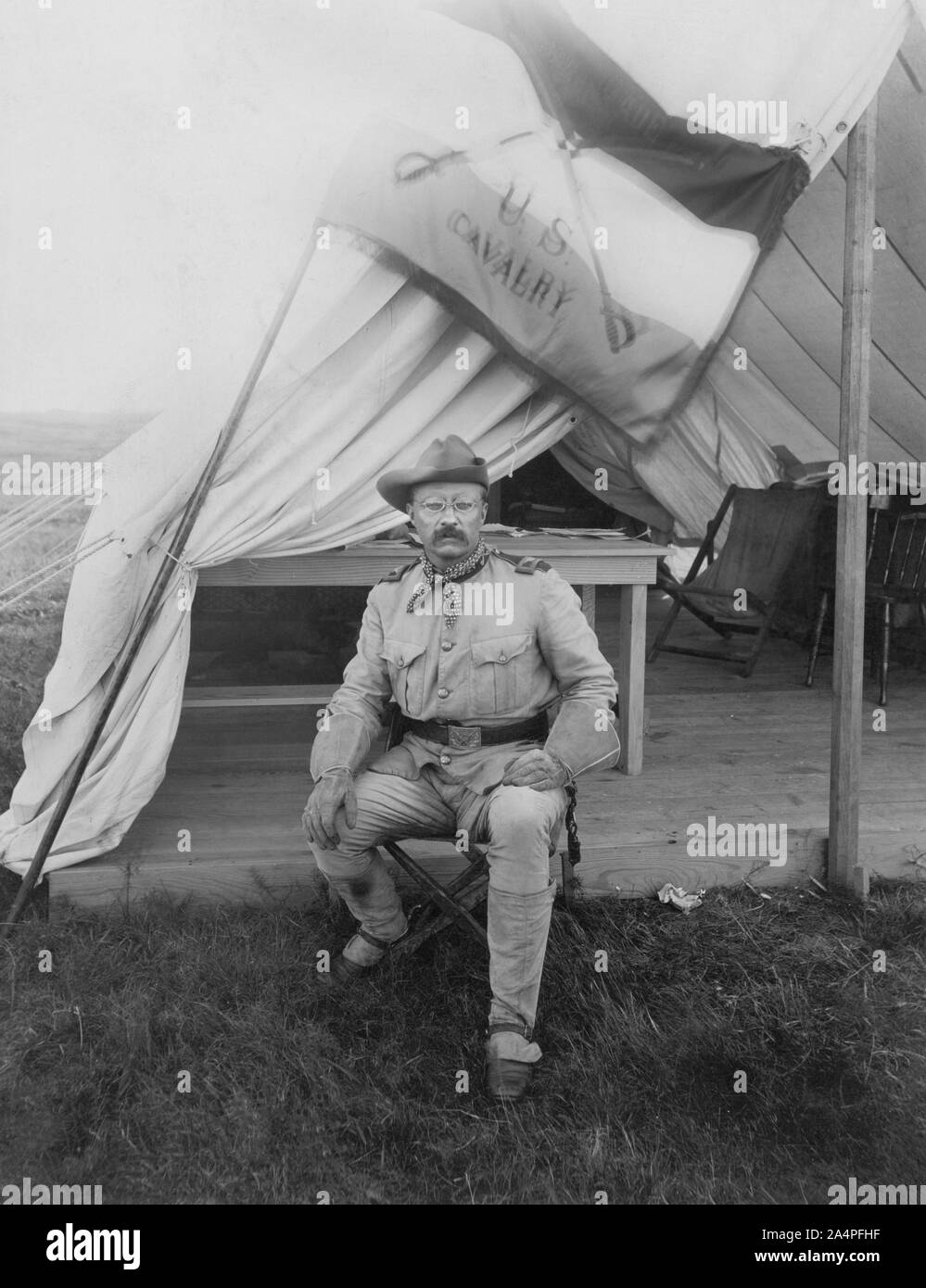 Il colonnello Theodore Roosevelt, piena lunghezza Ritratto seduto in uniforme militare, Montauk, New York, USA, fotografia di Siegel-Cooper Co., Settembre 1898 Foto Stock