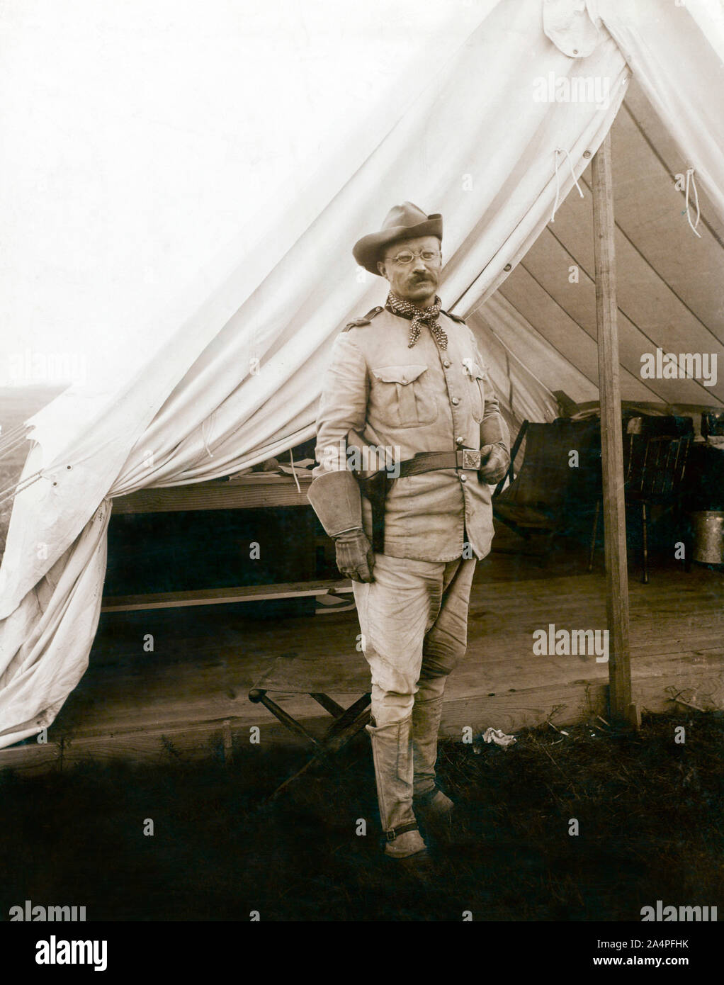 Il colonnello Theodore Roosevelt, piena lunghezza Ritratto permanente in uniforme militare, Montauk, New York, USA, fotografia di Siegel-Cooper Co., Settembre 1898 Foto Stock