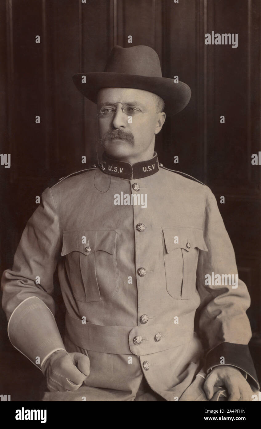 Il colonnello Theodore Roosevelt, Half-Length seduto ritratto in uniforme militare, Montauk, New York, USA, fotografia di Frances Benjamin Johnston, Agosto 1898 Foto Stock