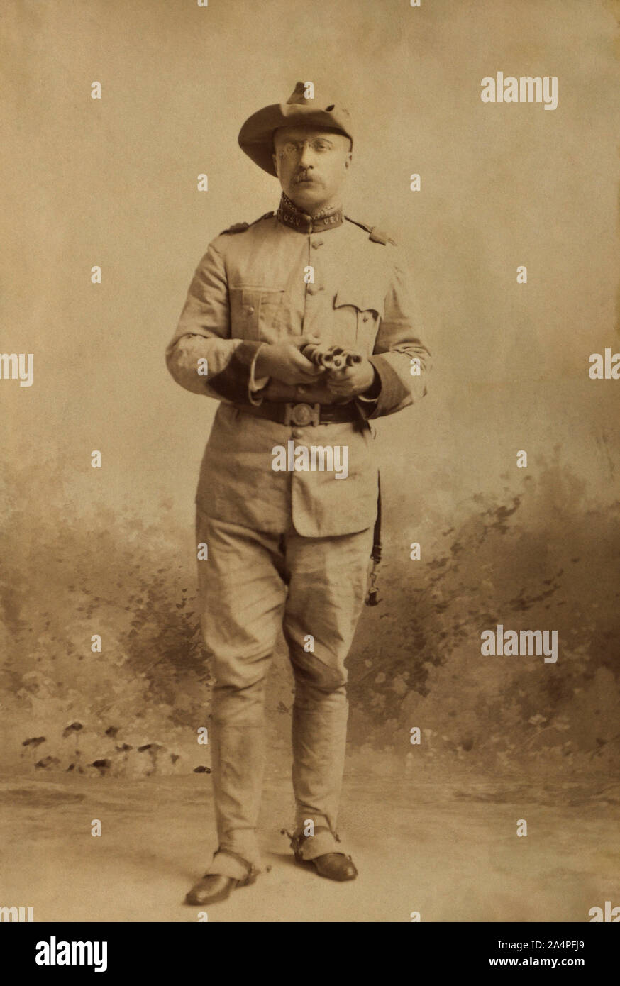 Il colonnello Theodore Roosevelt, piena lunghezza Ritratto permanente in uniforme militare, Montauk, New York, USA, fotografia di Benjamin J. Falk, Ottobre 1898 Foto Stock