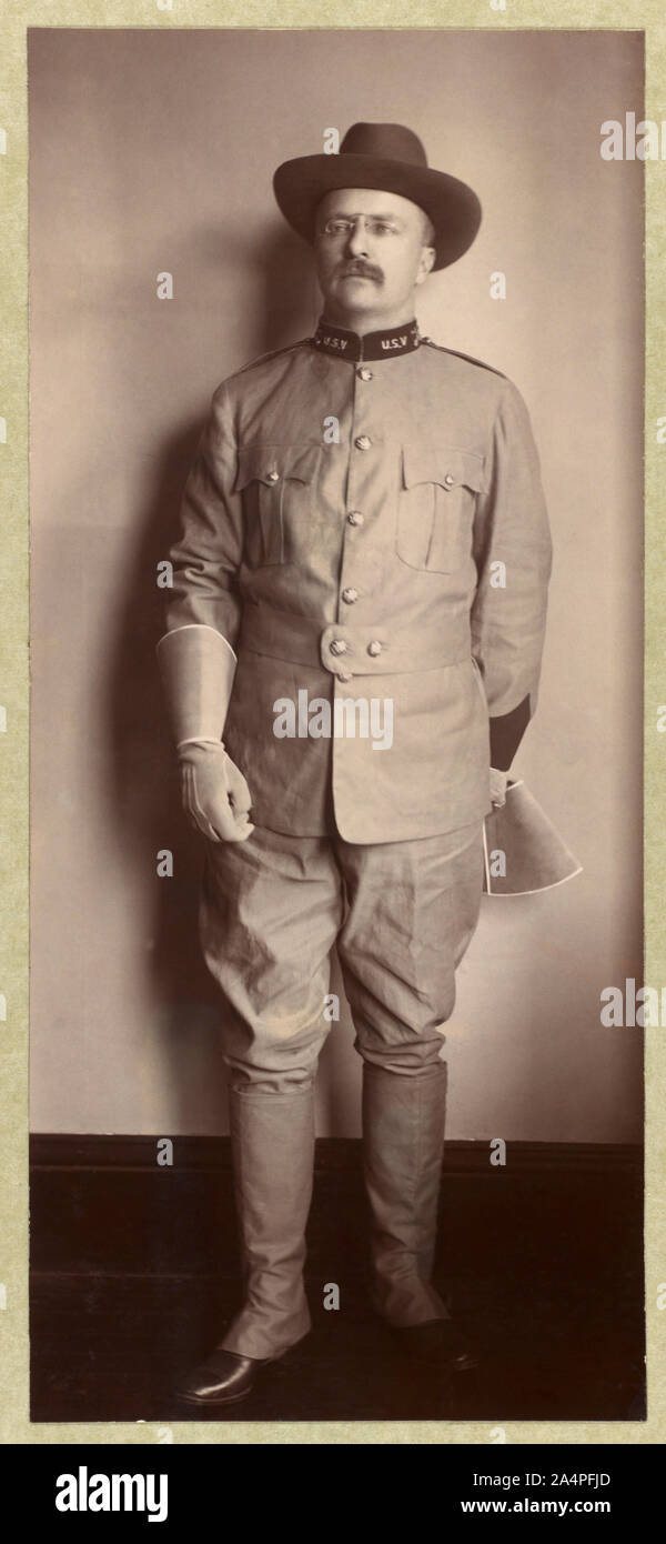 Il colonnello Theodore Roosevelt, piena lunghezza Ritratto permanente in uniforme militare, fotografia di Frances Benjamin Johnston, 1898 Foto Stock