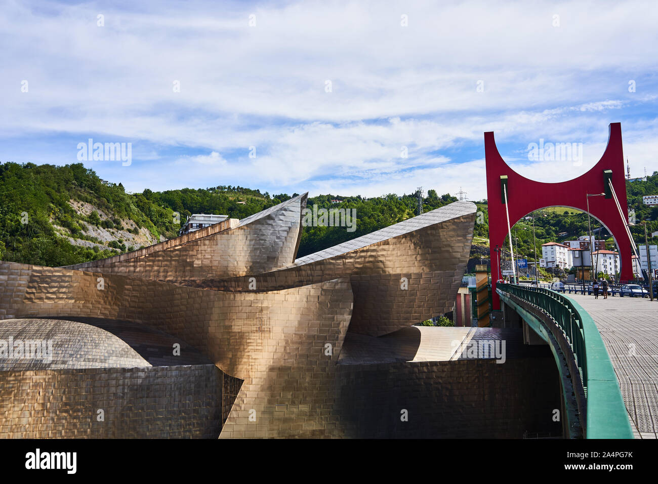 Vista la Salve ponte al di sopra dell'estuario di Bilbao accanto al museo Guggenheim di Bilbao Foto Stock