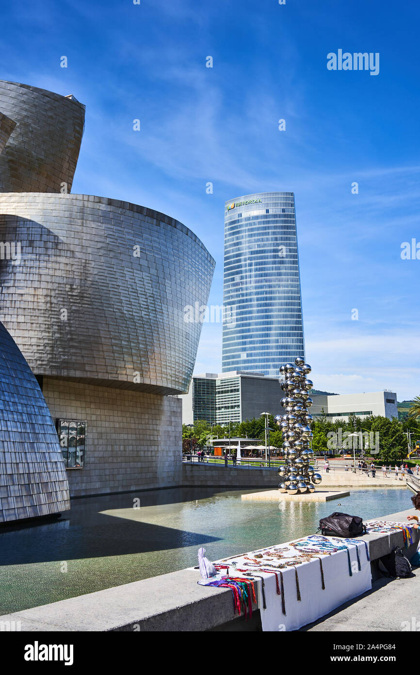 Museo Guggenheim di Bilbao, Albero alto & L'Occhio e la torre Iberdrola lungo il fiume Nervión, Bilbao, Spagna Foto Stock