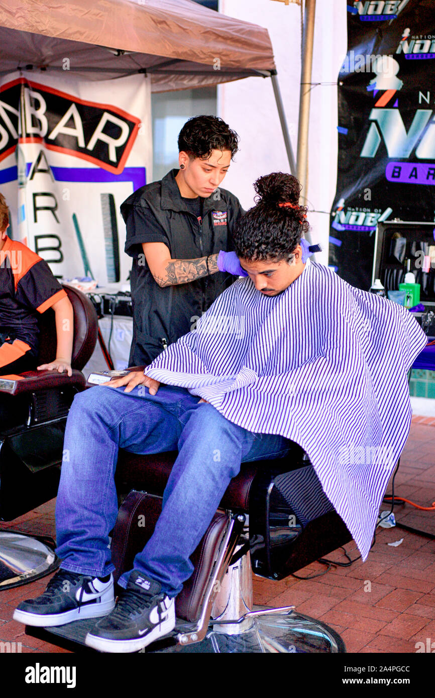 Per il taglio dei capelli fuori salone all'aperto presso il Tucson incontrare te Folk Festival Arizona Foto Stock