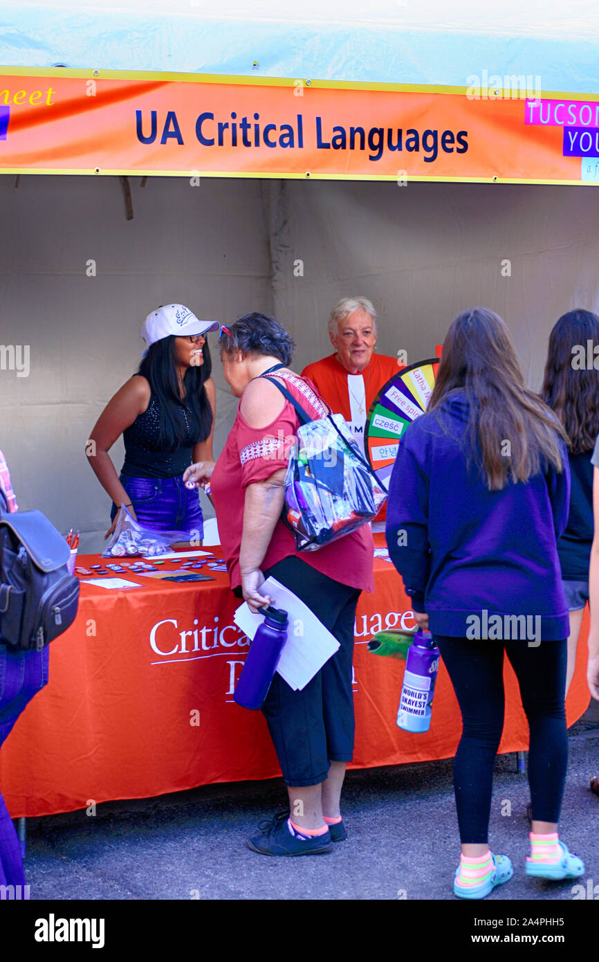 UA critica la consapevolezza linguistica stand al Tucson incontrare te Festival in Arizona Foto Stock