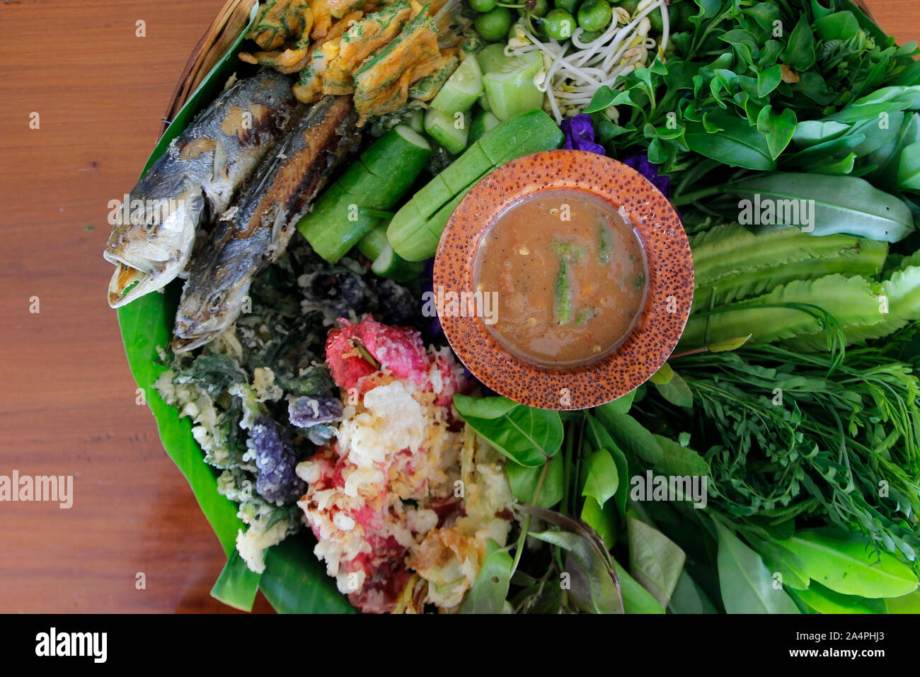 Cibo tailandese, piccante salsa di pasta con sgombri fritti e uova fritte con graticcio di arrampicata e di verdure Foto Stock