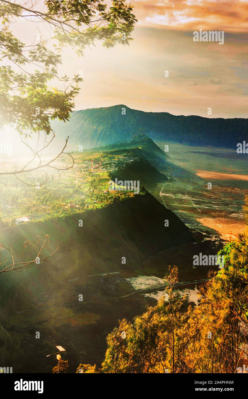 Bella Sunriser presso il Village vicino al vulcano Bromo a sunrise tempo di sfondo, Cemoro lawang villaggio al Monte Bromo in bromo tengger semeru national Foto Stock