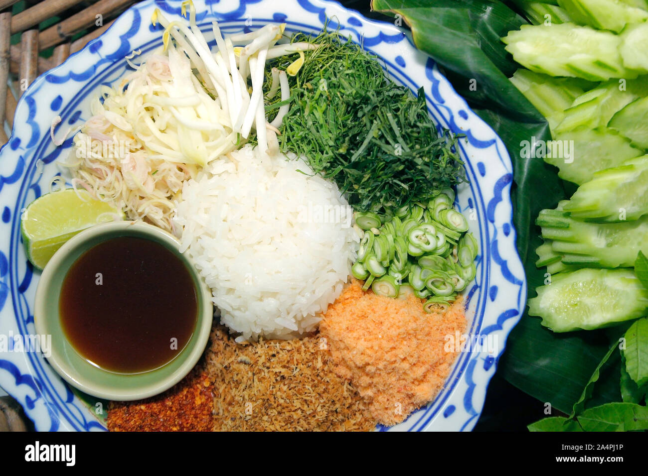 Cucina thailandese khao yam, sud Thai piccante insalata di riso con verdure Foto Stock