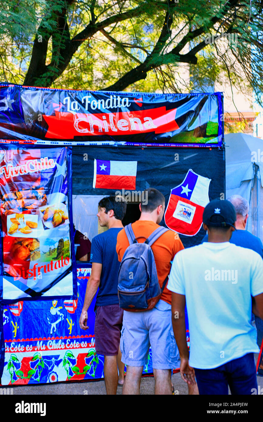 Persone in fila per acquistare spuntini da una cucina cilena stand presso il Tucson incontrare te Folk Festival Foto Stock