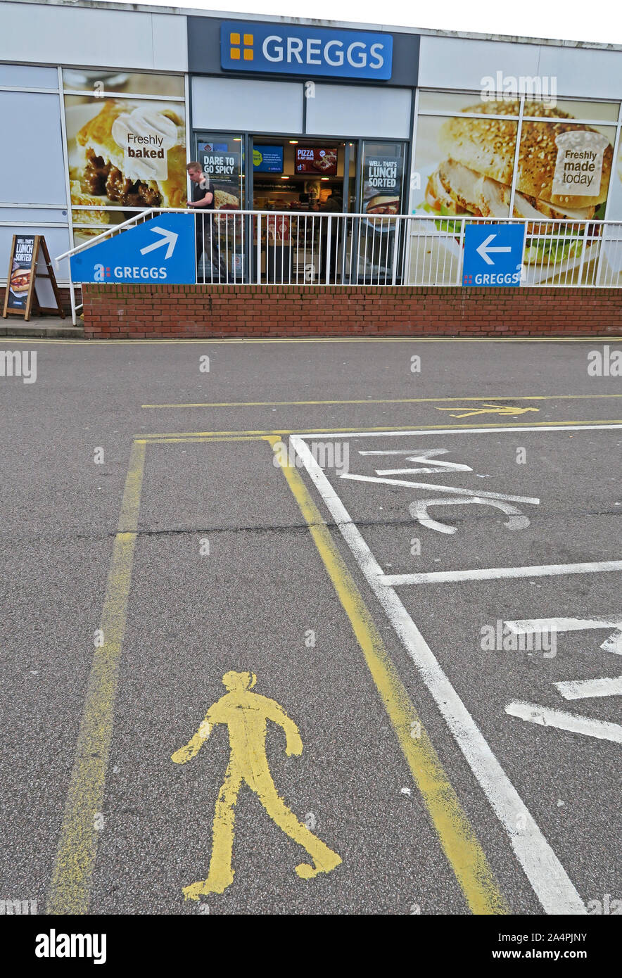 A piedi in Greggs fornai, M5 Frankley servizi autostradali, M5, West Midlands, England, Regno Unito - Cibo da asporto solo Foto Stock