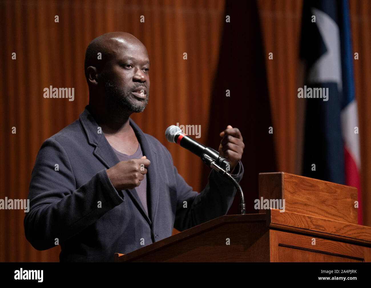 Notare architetto britannico Sir David Adjaye, nativo del Ghana, parla della sua pratica internazionale durante una lezione presso la University of Texas di Austin. Adjaye ha recentemente si è aggiudicato una commissione per progettare la famiglia abramitiche progetto di casa di Abu Dhabi. Foto Stock