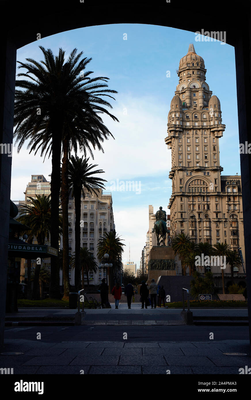 Vista del Palacio Salvo e la Independencia square da un arco in pietra. Città Vecchia di Montevideo, Uruguay. Foto Stock