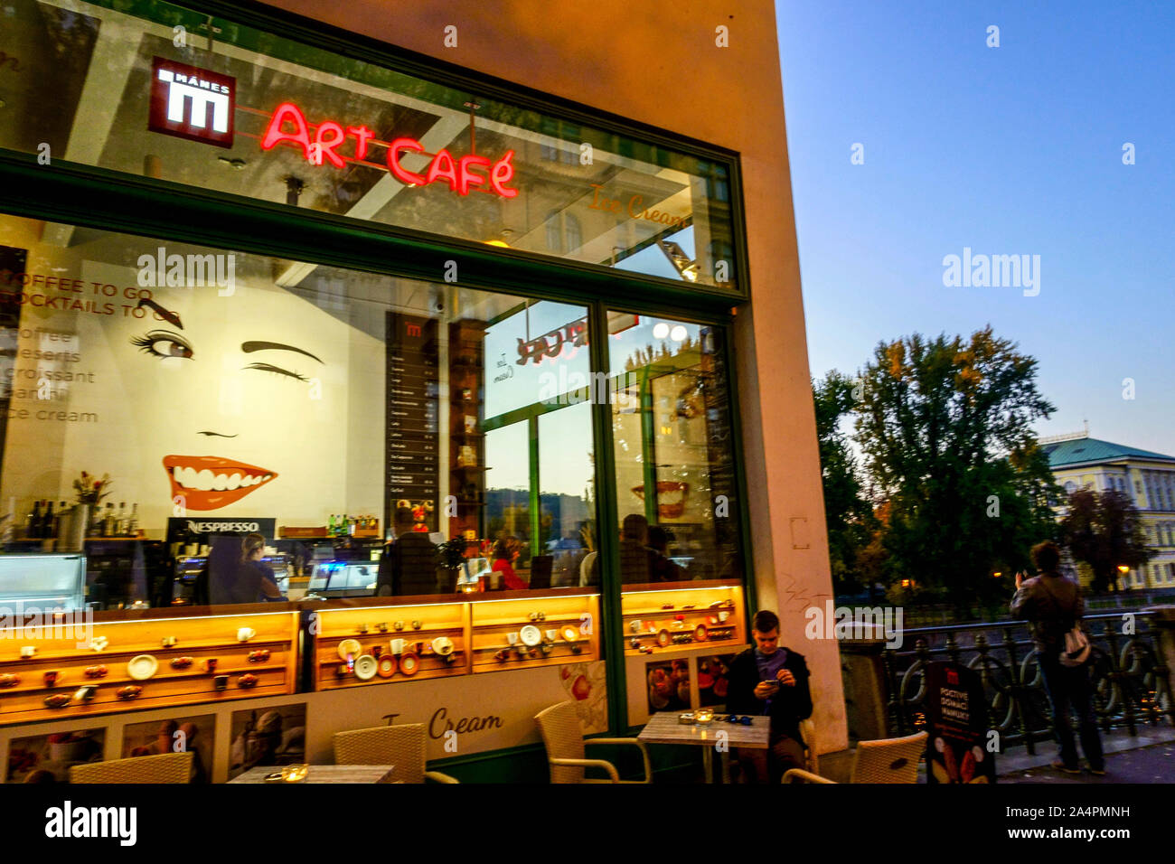 Prague Cafe, edificio Manes con Art Cafe via Masarykovo nabrezi la sera di Praga caffetterie Praga la notte della Repubblica Ceca di Praga sta arrivando Foto Stock