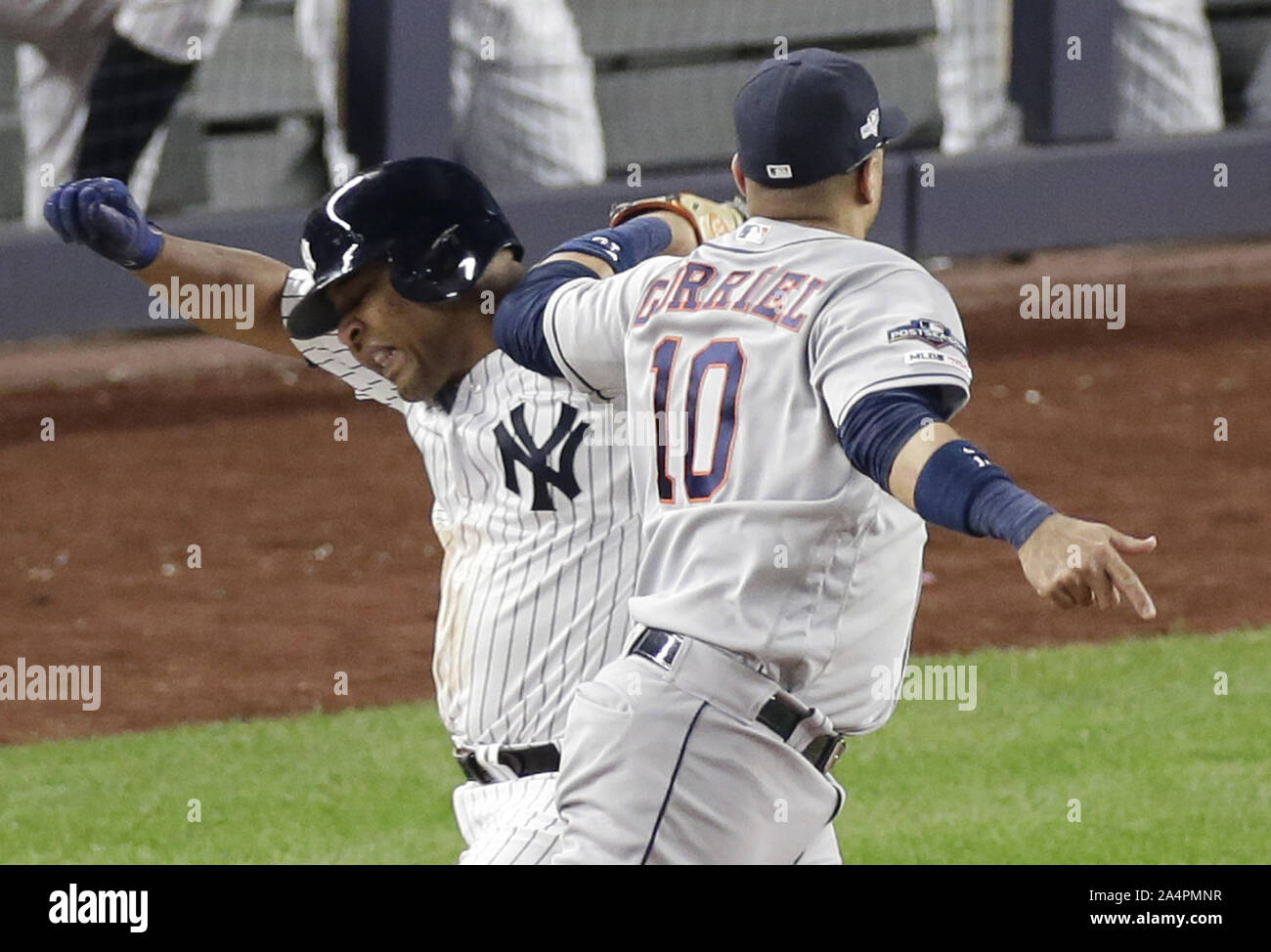 Bronx, Stati Uniti. 15 ottobre, 2019. Houston Astros Yuli Gurriel tag out New York Yankees Edwin Edwin Encarnacion alla prima base nell'ottavo inning di gioco 3 della American League Campionato di Serie allo Yankee Stadium il Martedì, Ottobre 15, 2019 a New York City. Gli Yankees e Astros sono legati al meglio delle 7 serie 1-1. Foto di Giovanni Angelillo/UPI Credito: UPI/Alamy Live News Foto Stock