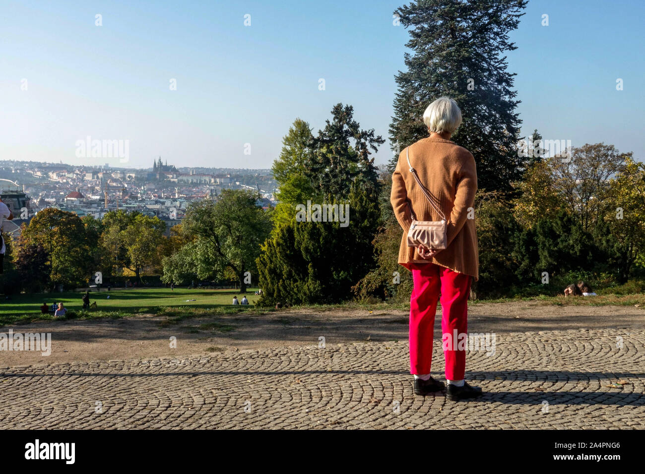 Vista del castello di Praga dal parco Riegrovy Sady Praga, donna anziana della Repubblica Ceca Vista posteriore Foto Stock