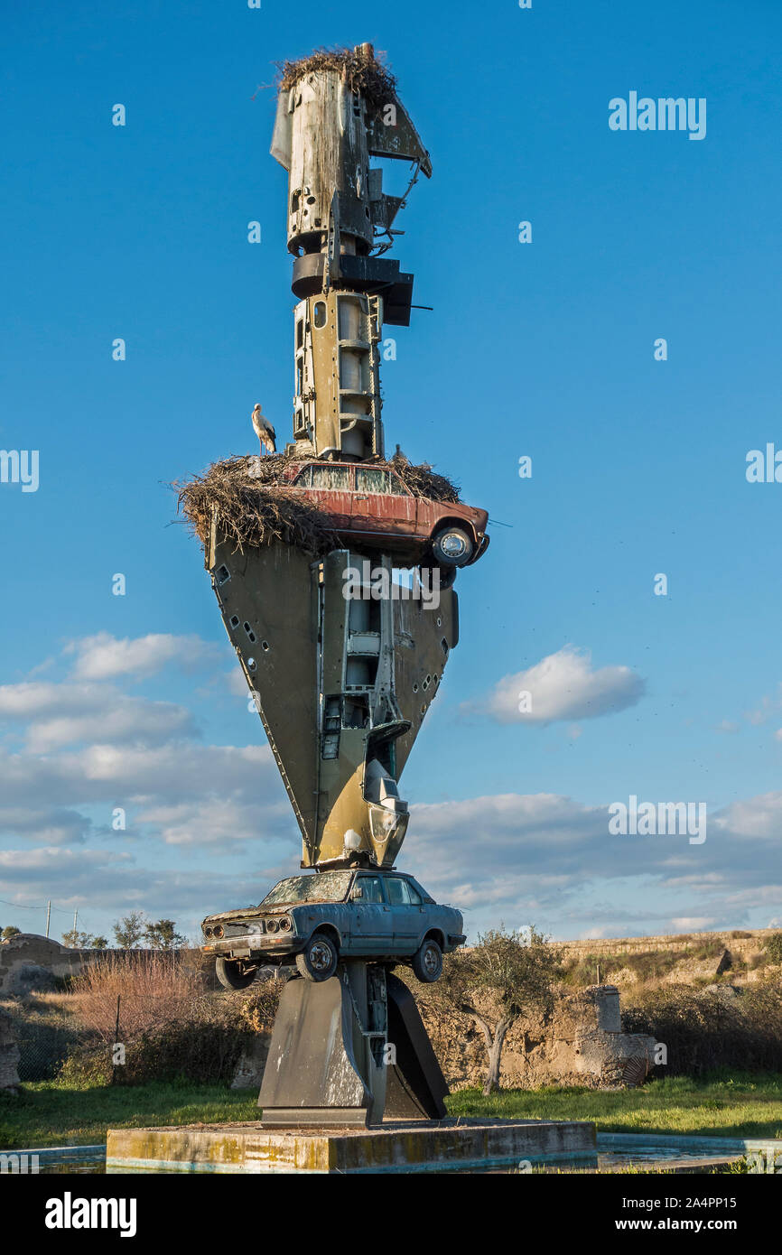 Installazione arte scultura di Wolf Vostell dal titolo "perché il processo tra Pilato e Gesù ha preso solo 2 minuti?" Al Museo Vostell Foto Stock