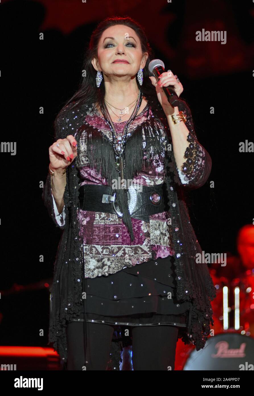 Hiawassee, GA, Stati Uniti d'America. 15 ottobre, 2019. Crystal Gayle sul palco per Crystal Gayle in concerto, Georgia Mountain Fairgrounds, Hiawassee, GA 15 ottobre 2019. Credito: Derek Storm/Everett raccolta/Alamy Live News Foto Stock