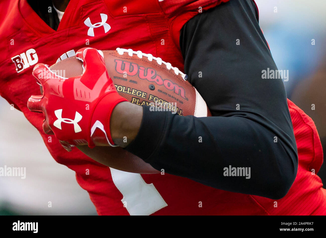 Madison, WI, Stati Uniti d'America. Xii oct, 2019. Wilson Football visualizzando il college football logo spareggio durante il NCAA Football gioco tra il Michigan State Spartans e Wisconsin Badgers a Camp Randall Stadium di Madison, WI. Wisconsin sconfitto Michigan State 38-0. John Fisher/CSM/Alamy Live News Foto Stock