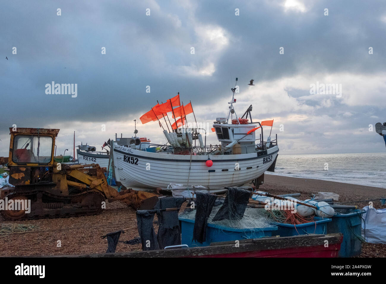 Barca da pesca all'alba in Hastings Old Town Stade, East Sussex, Regno Unito Foto Stock