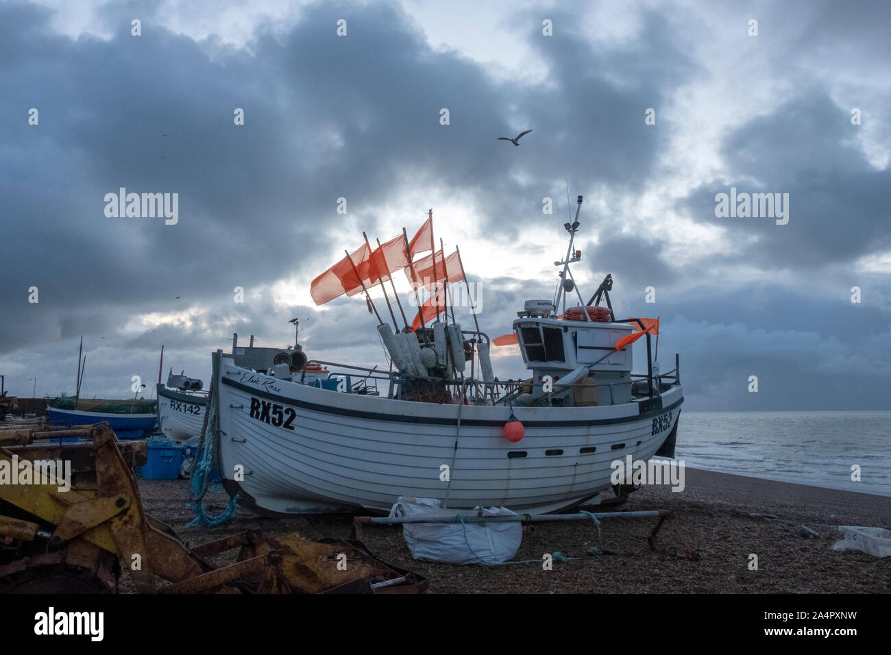 Barca da pesca all'alba in Hastings Old Town Stade, East Sussex, Regno Unito Foto Stock