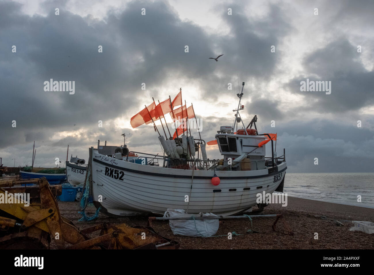 Barca da pesca all'alba in Hastings Old Town Stade, East Sussex, Regno Unito Foto Stock