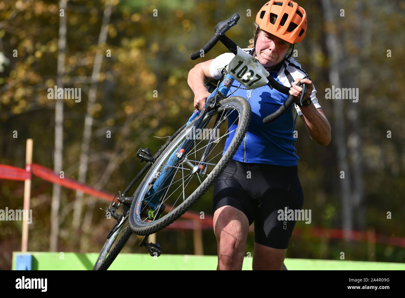 I ciclisti competere nel ciclo-cross racing, Dam Wrightsville Cyclo-Cross, Middlesex, VT, Stati Uniti d'America. Foto Stock