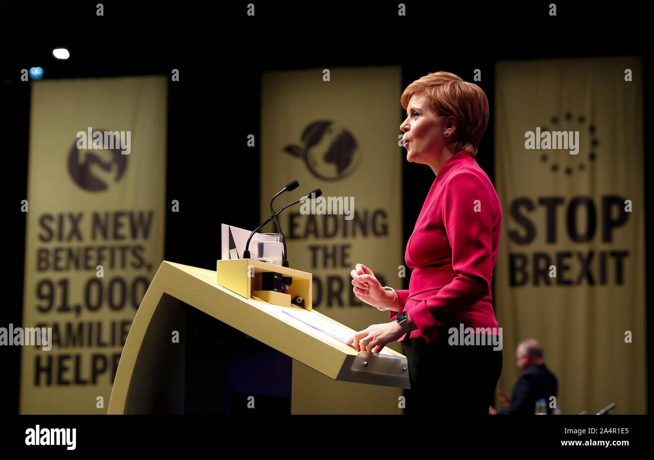 Aberdeen, Regno Unito. 15 ottobre, 2019. Del primo ministro di Scozia e il Partito nazionale scozzese (SNP) leader Nicola Storione dà un discorso presso la SNP conferenza annuale 2019 di Aberdeen, Scozia, Gran Bretagna il 15 ottobre, 2019. Lo Storione ha detto martedì che una Scozia indipendente potrebbe agire come un ponte tra l'Unione europea (UE) e il Regno Unito e di essere un "magnete per investimenti a livello mondiale.' Credit: Han Yan/Xinhua/Alamy Live News Foto Stock