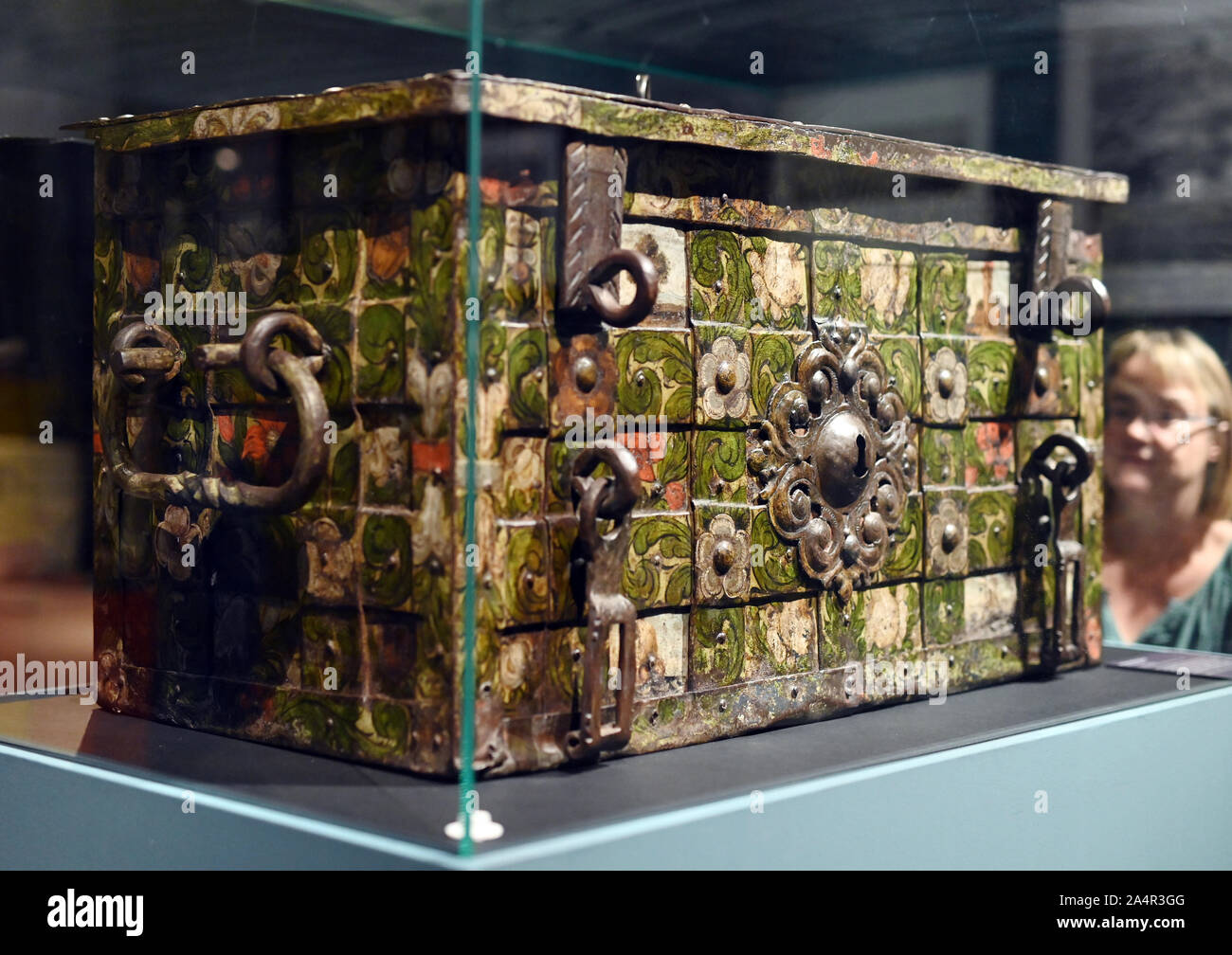 Karlsruhe, Germania. 15 ottobre, 2019. Il Badisches Landesmuseum presenta una guerra di ferro petto risalente al 1687. Questa è una parte della mostra 'Kaiser und Sultan - Nachbarn in Europas Mitte 1600-1700" (Imperatore e sultano - vicini in Europa, 1600-1700) che verrà mostrata al castello di Karlsruhe e dal 19 ottobre 2019 al 19 aprile 2020. Credito: Uli Deck/dpa/Alamy Live News Foto Stock