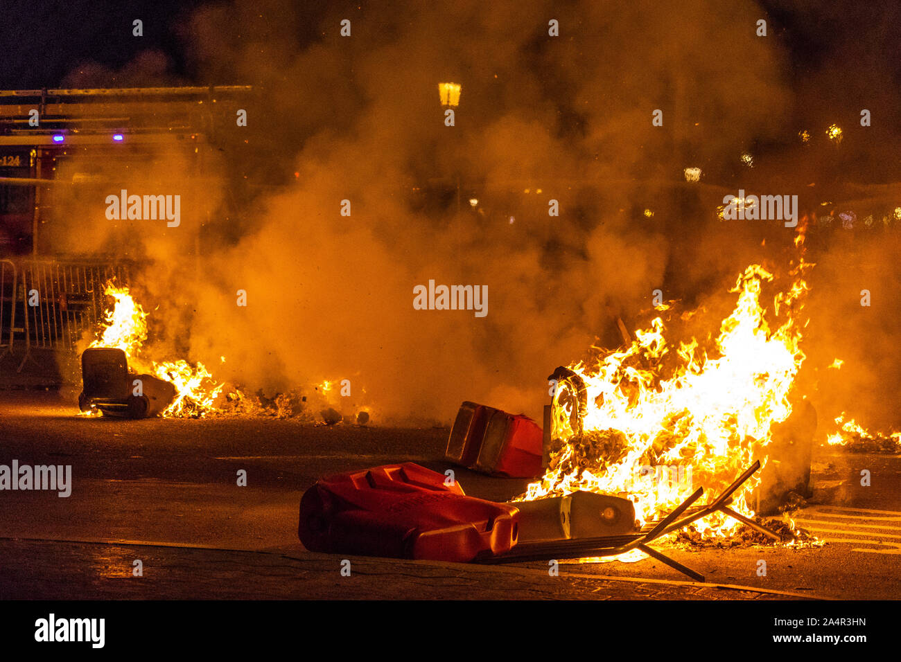 Barcellona, Spagna - 16 Ottobre 2019: il fuoco sulla piazza principale di Barcellona come parte delle proteste di nuovo la pena detentiva per il catalano leader per organizzare il referendum sull'indipendenza Credito: Dino Geromella/Alamy Live News Foto Stock