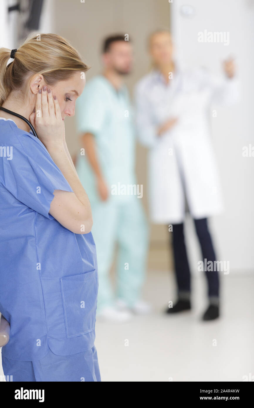 Sottolineato giovani donne medico Foto Stock